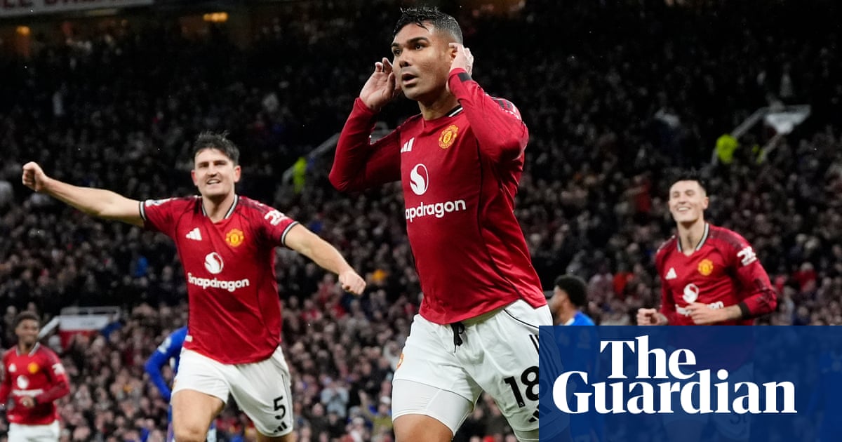 Manchester United hold off 10-man Chelsea after Casemiro red offers hope | Premier League