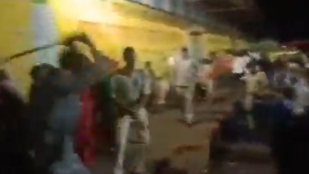 Police lathi-charge farmers waiting for fertilizer in Rewa as shortage problem worsens in Madhya Pradesh