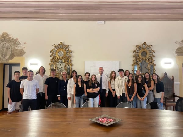 San Marino. English Summer Camp: i ragazzi incontrano il Segretario di Stato Teodoro Lonfernini