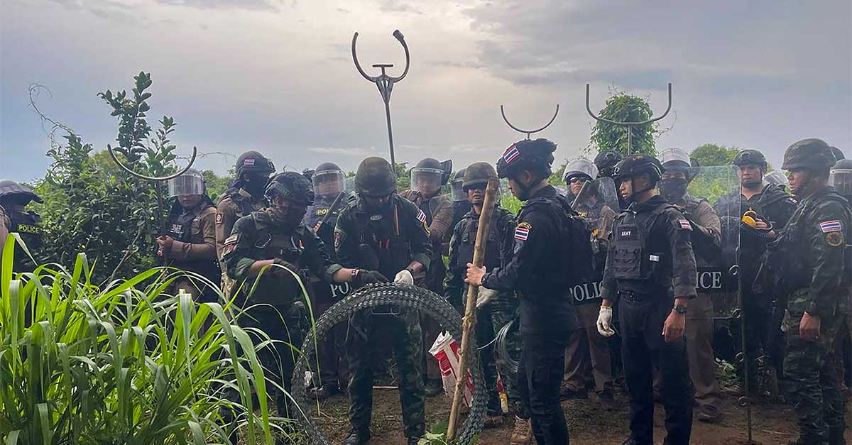 Thai Forces Fire Tear Gas in Border Stand-off With Cambodians