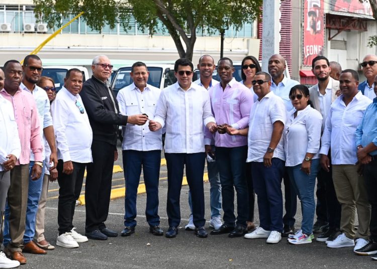 Tourism Minister delivers 38 dump trucks for tourist municipalities