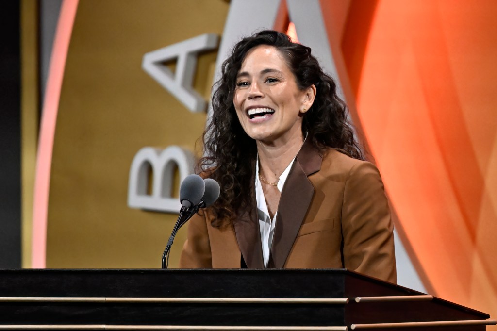 UConn's Moore, Bird speak of connection in HOF induction