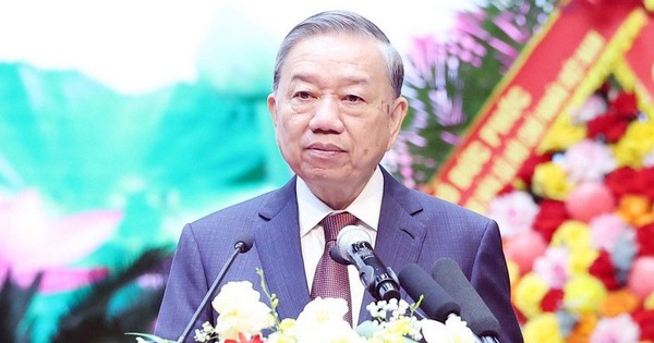 Vietnam’s Party chief awards hero title to Army General Staff on 80th anniversary