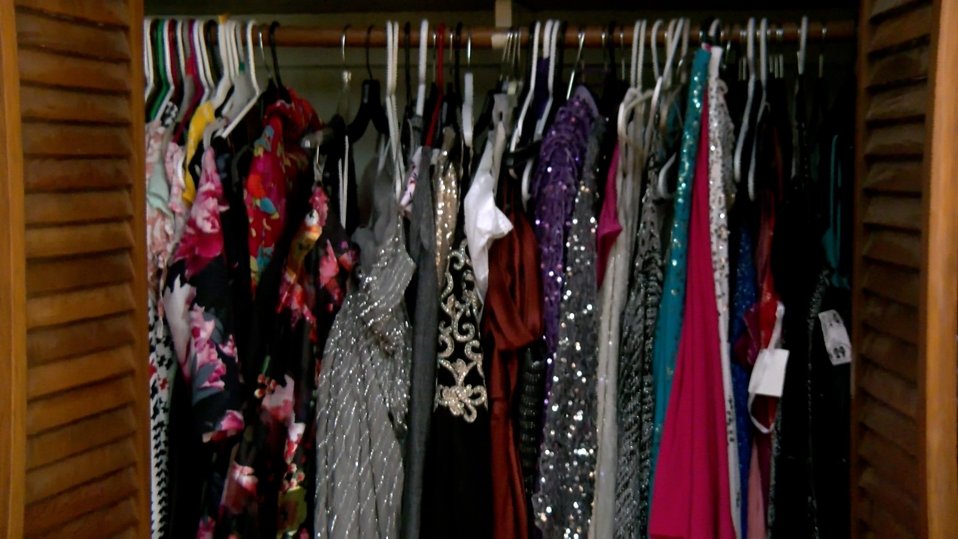 Woman loans dresses to low-income Lincoln teens