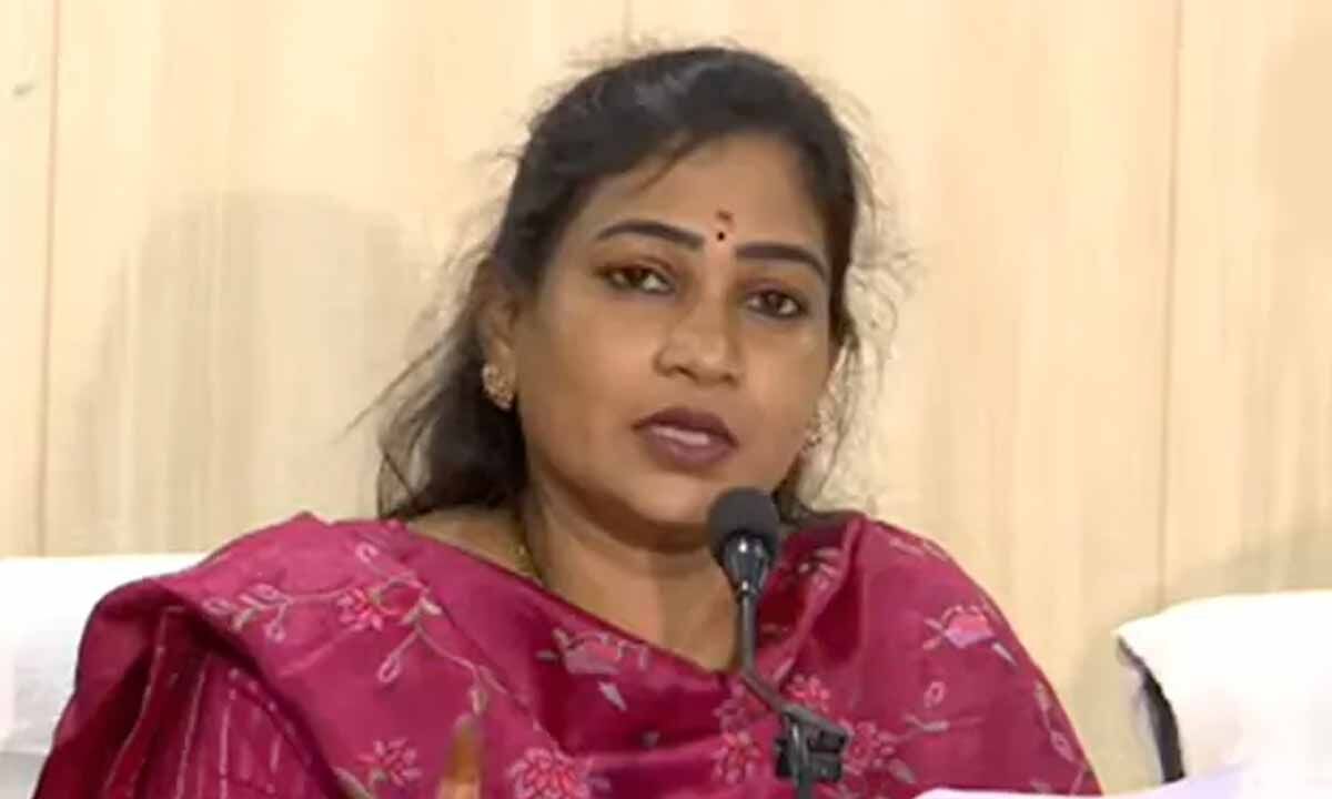 AP Home Minister Anitha briefs on Kurnool bus tragedy, says thorough probe underway