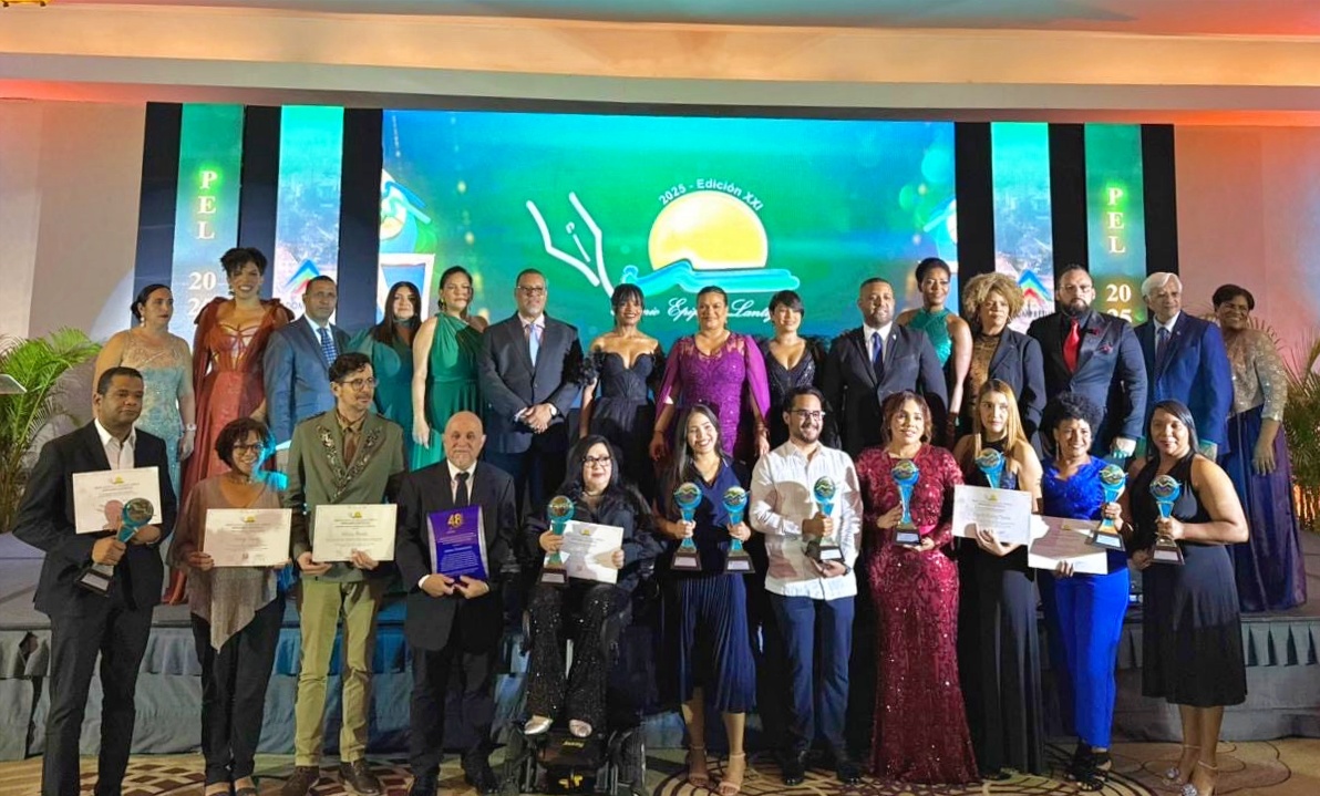 Adrian Morales of Dominican Today receives special mention at the PEL 2025 national award