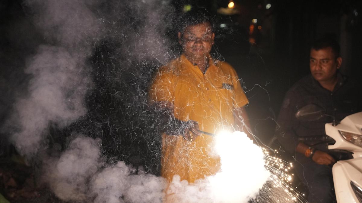 Air quality dips in Kolkata, Howrah after Deepavali celebrations