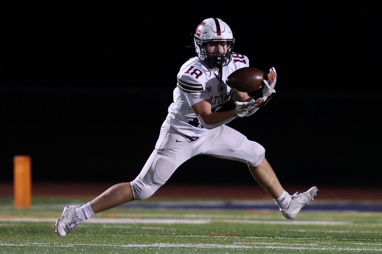 Altoona football scores 21 points in fourth quarter, takes down Carlisle