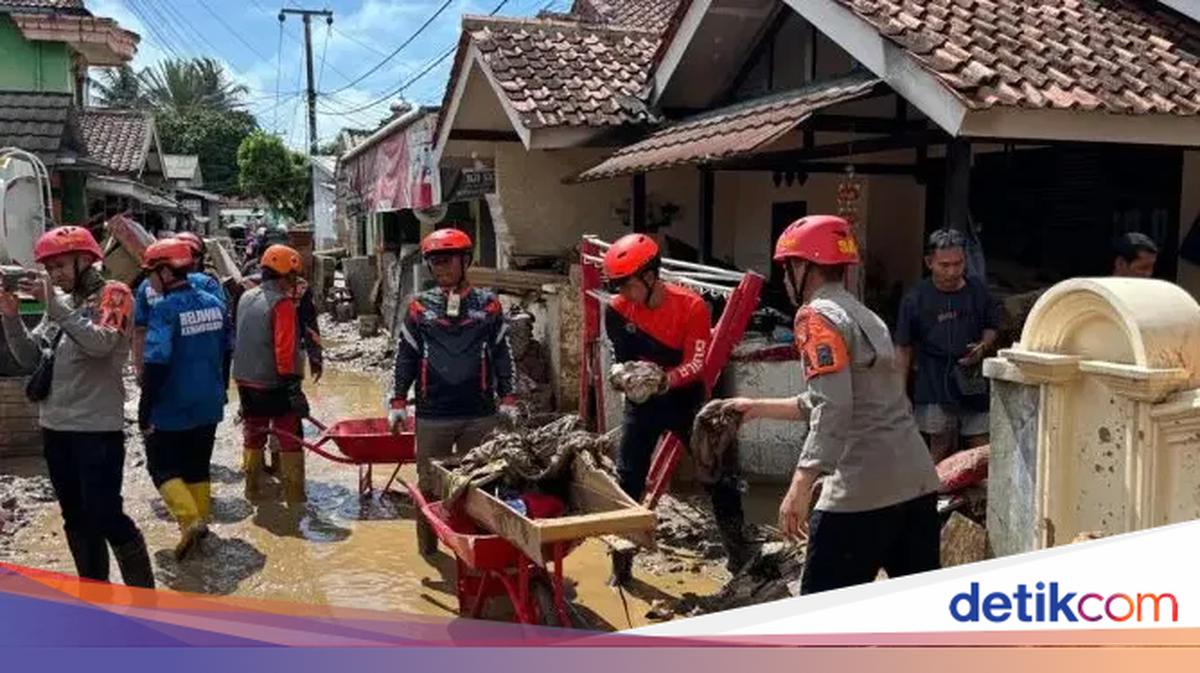 Brimob Polda Jabar Bantu Evakuasi dan Pemulihan Dampak Banjir Sukabumi