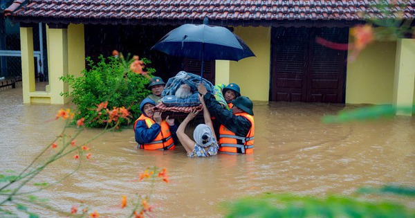 Central Vietnam floods leave 10 dead, 12 missing, over 128,000 homes submerged