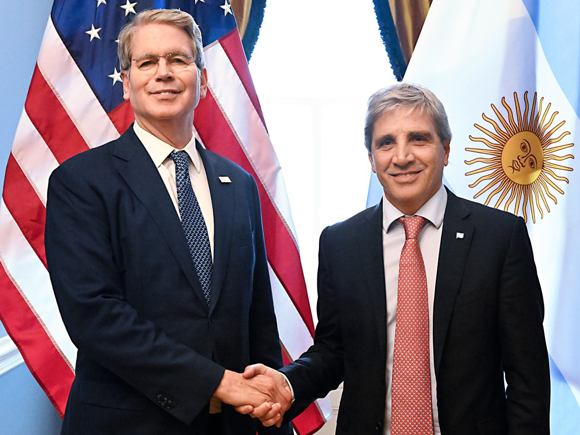 Cinco bancos ya trabajan en el préstamo de US$ 20.000 millones a la Argentina que anunció el Tesoro de EE.UU. y exploran mecanismos para bajar el Riesgo País