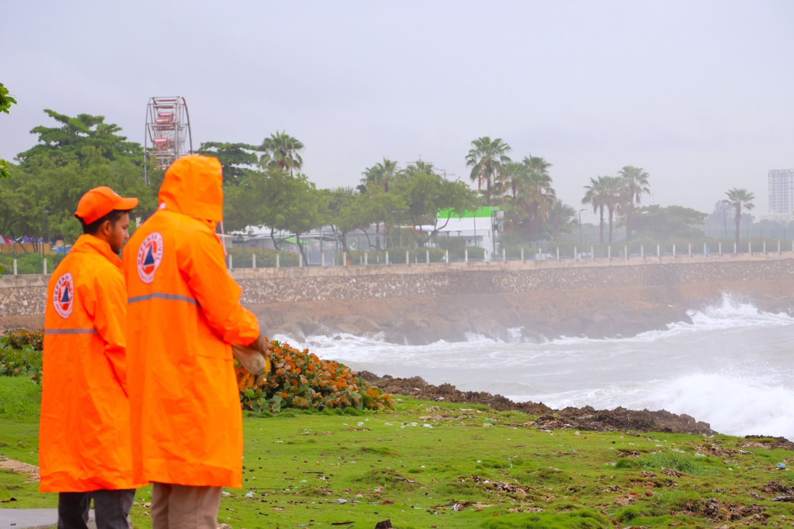 Civil Defense evacuates people from Santo Domingo boardwalk due to Storm Melissa effects
