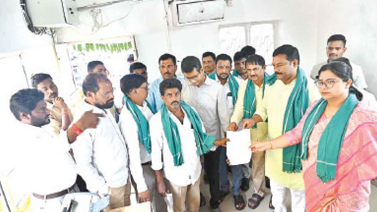 Collector assures MSP to cotton farmers