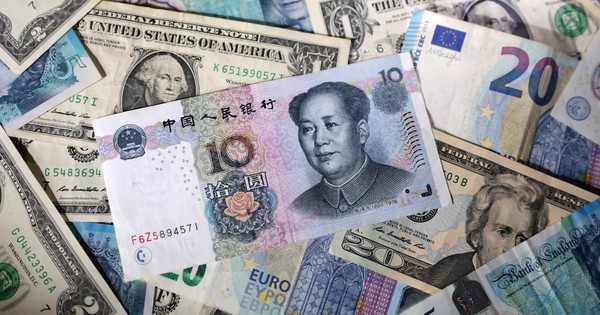 Dollar mixed as investors eye central bank decisions, trade talks