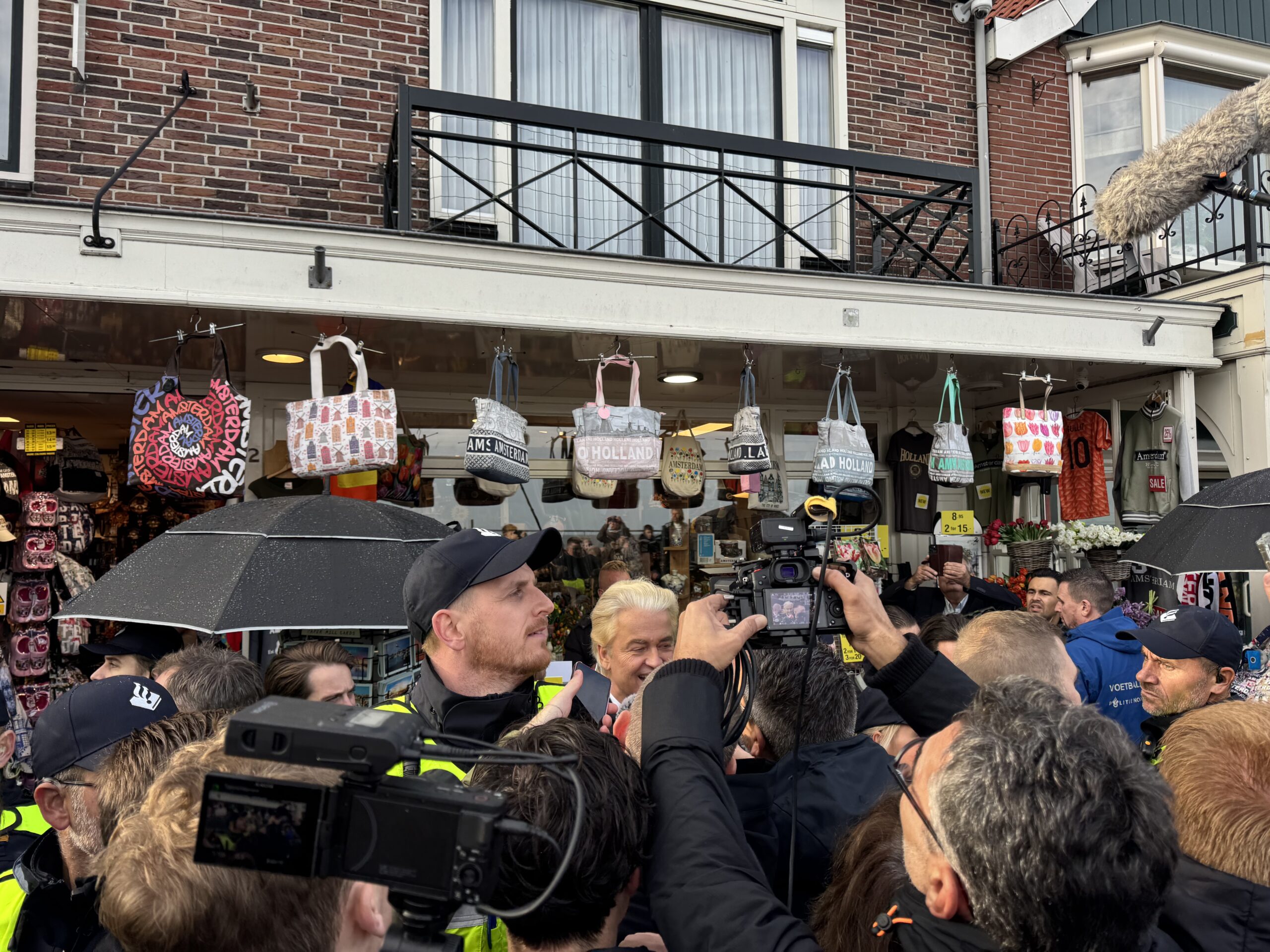Fishing expedition: Wilders courts PVV voters and men in black