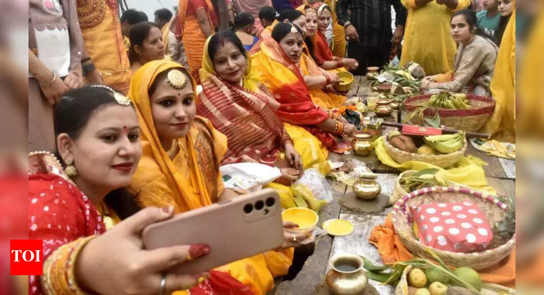 Ghats transform into sea of devotion on Chhath 3rd day | Prayagraj News