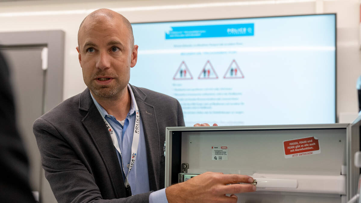 Tim Pauly from the National Police Crime Prevention Service advises people to always hand over belongings if threatened