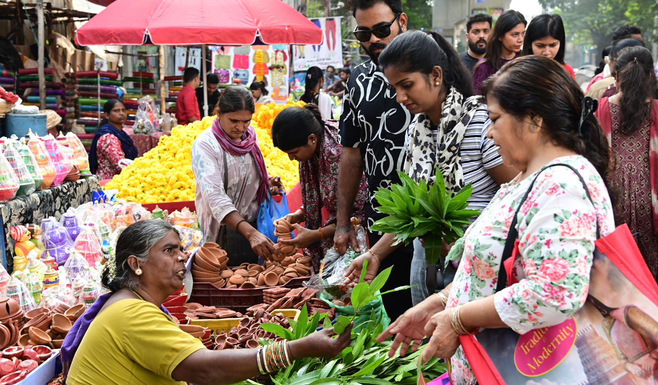 Hyderabad bazaars abuzz with Diwali festivities