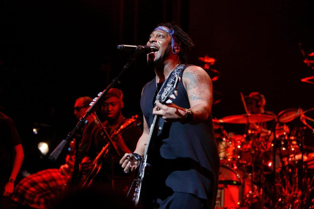 Jamie Foxx, Maxwell, Jill Scott, Flea, Doja Cat and more react to the death of D’Angelo