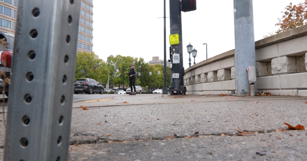 Juggler performs at busy intersection to bring joy to commuters