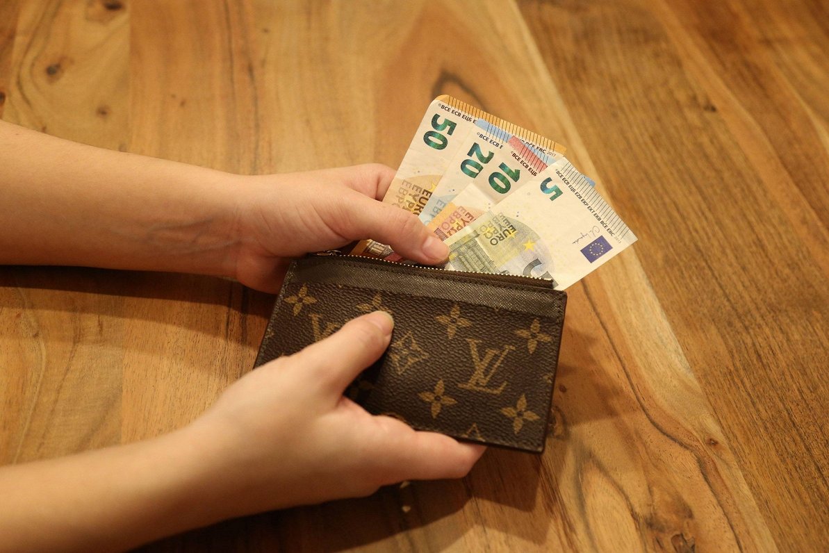 Latvians feel they need EUR 2000/month for financial stability / Article