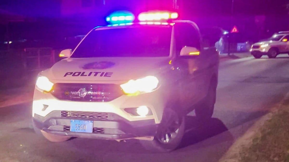 Man met vuurwapen overvalt winkel annex Suribetshop