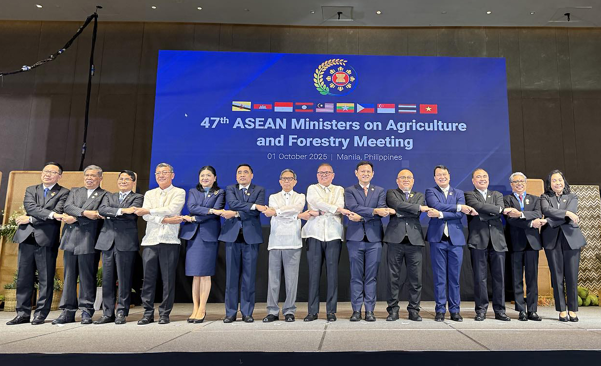 Attendees from ASEAN countries including Myanmar's Union Minister U Min Naung pose for the documentary group photo at the 47th ASEAN Ministers on Agriculture and Forestry Meeting in the Philippines.