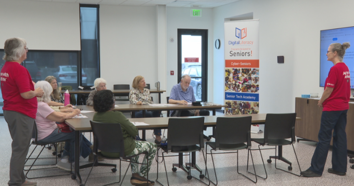 Nashville library teaches seniors how to use AI