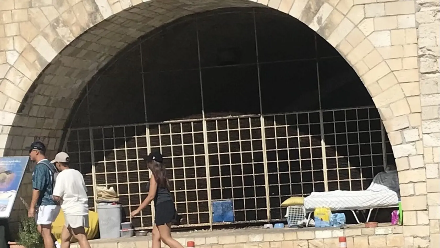 Police in Crete fines homeless man for "illegal camping"