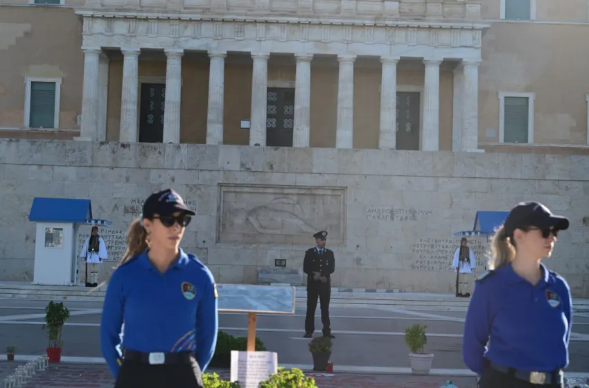 Police squads at the Monument of the Unknown Soldier to prevent protests