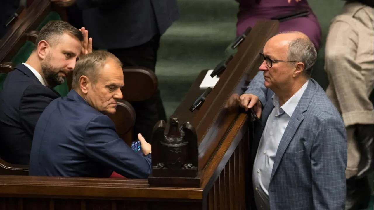 Polish Exports Slow Down: Battery Sales Drop, Re-Exports of Clothing Rise