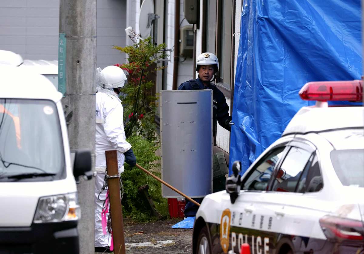 Rampaging Bear Injures 4 in Akita Prefecture, Holes Up in House; Elderly Man Suffers Bite, Broken Bone