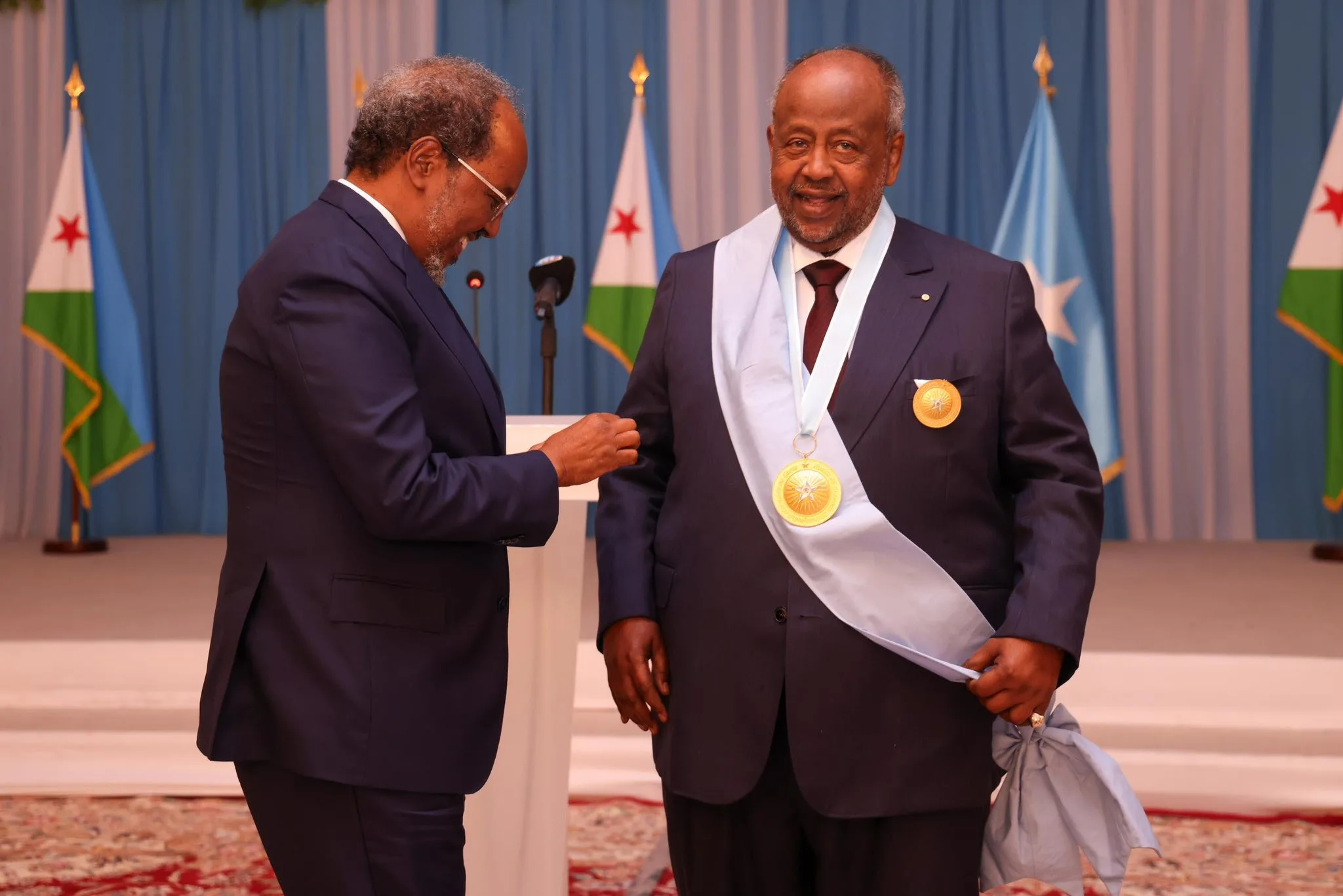 Sawirro: Xasan oo caawa billad-sharaf ku maamuusay madaxweyne Geelle