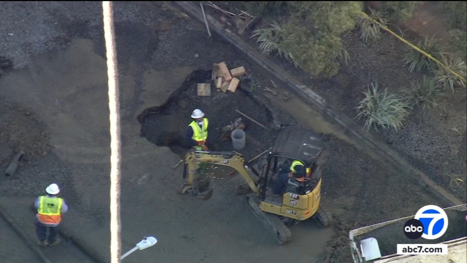 Sinkhole opens up after water main break in Koreatown, Los Angeles; at ...