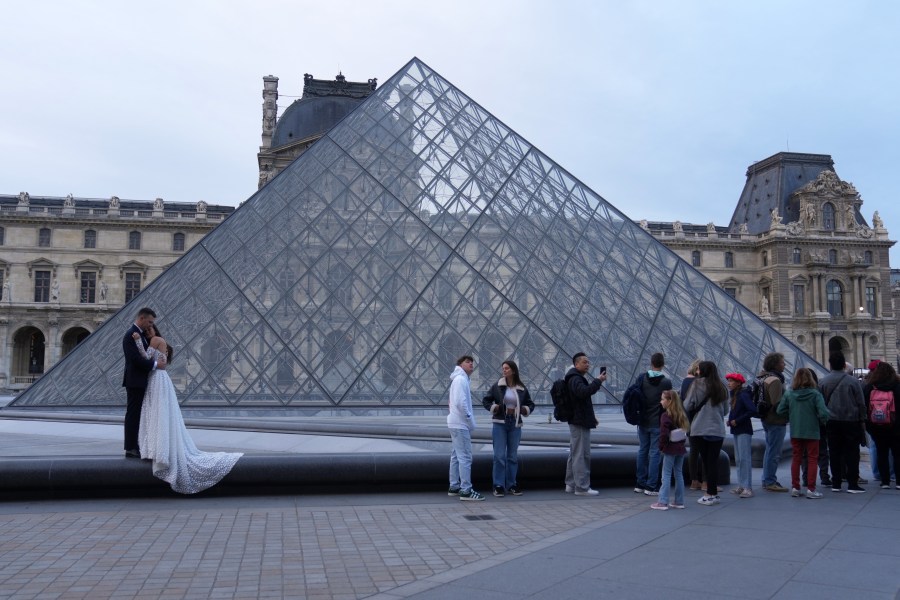 Suspects arrested over the theft  from Paris' Louvre museum