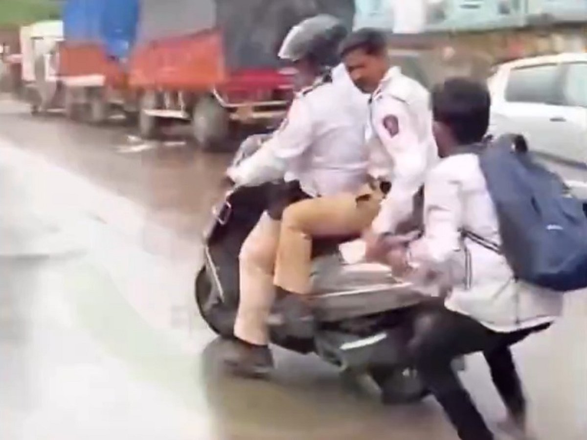 Thane Youth Fined For Not Wearing Helmet Catches Traffic Cops Breaking Rules: Watch Video