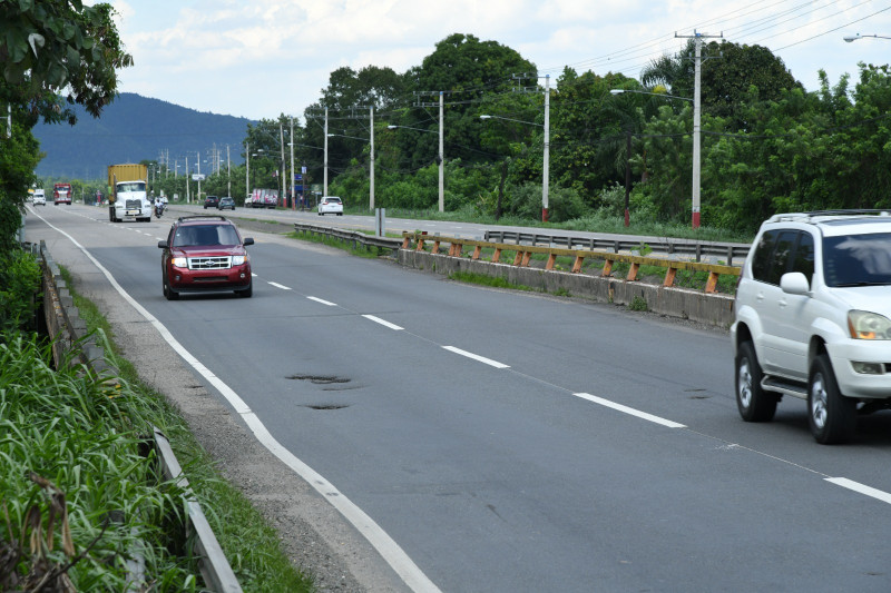 The Duarte Highway, 50 potholes between Santo Domingo and Santiago complicate traffic
