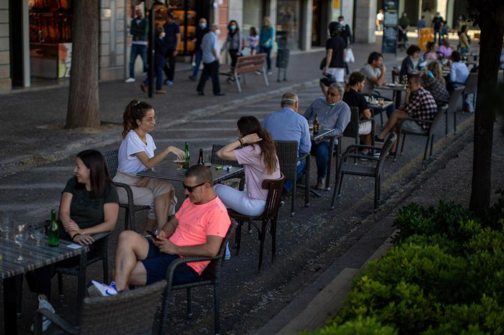 Thieves busted for stealing over 1,000 restaurant chairs in Spain