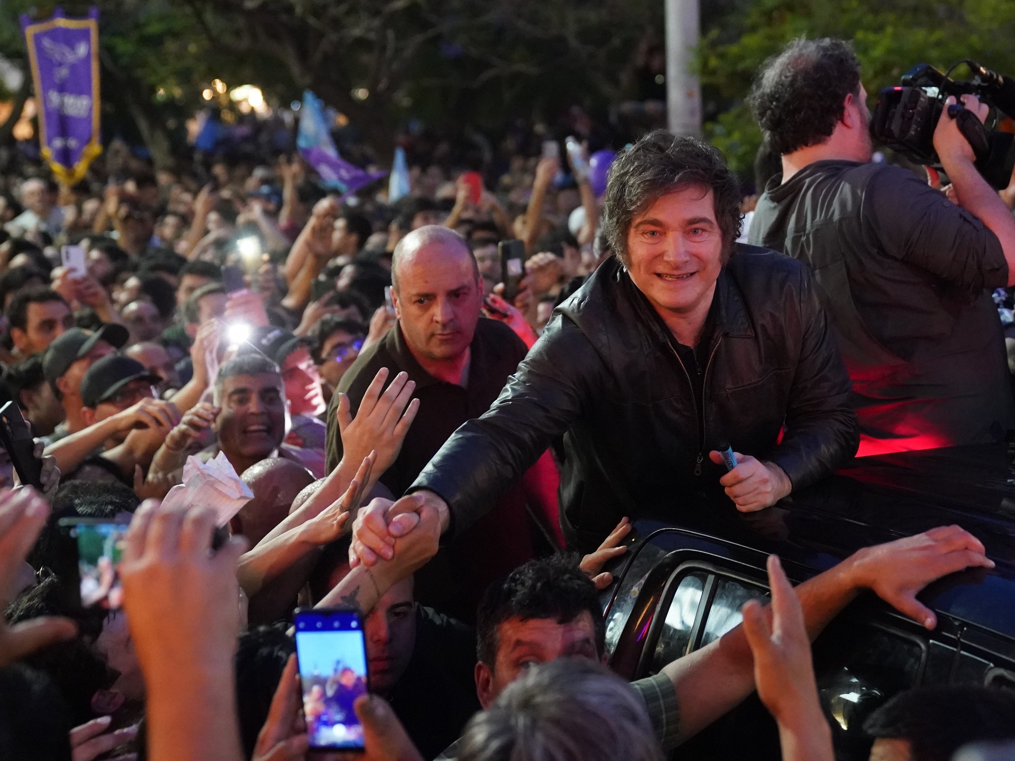 breve discurso y accidentada caravana por la zona universitaria