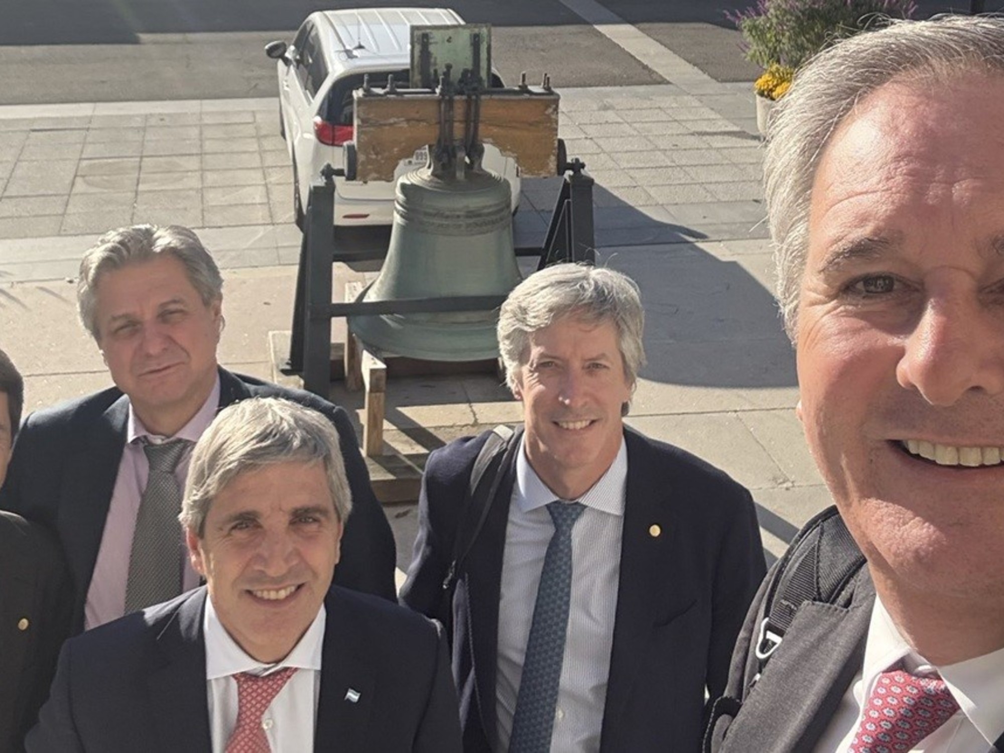 en su primer test post elecciones, el Gobierno bajó tasas y renovó el 57% de los vencimientos