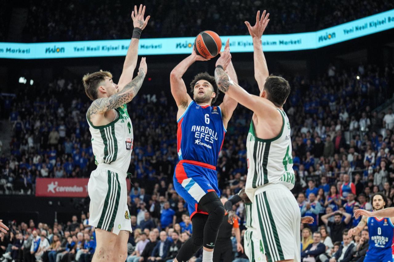 Anadolu Efes Elijah Bryant (C) and Panathinaikos AKTORs Konstantinos Mitoglou (R) battle for possession during the EuroLeague play-off fourth match, Istanbul, Türkiye, April 4, 2025. (AA Photo)