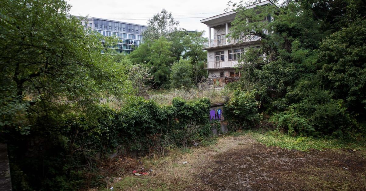 Bratislava to demolish ‘ghost pool’ that never opened