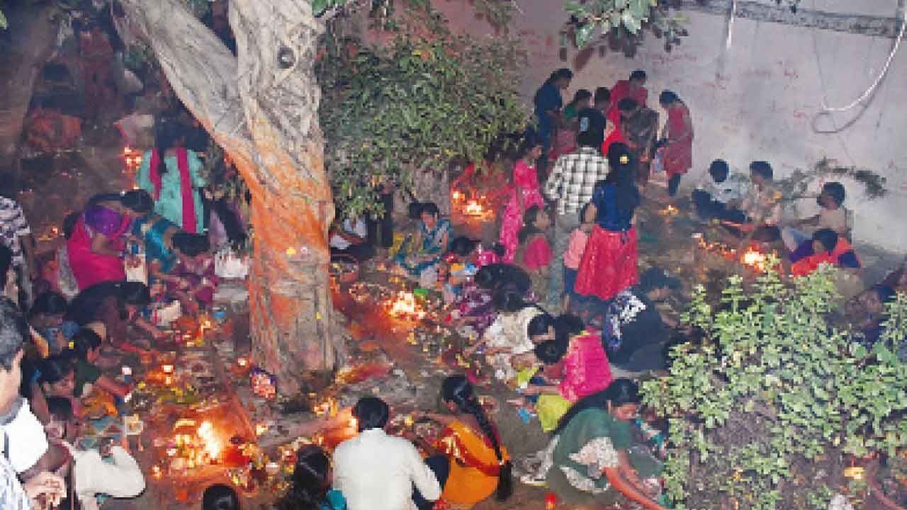 Devotees throng temples as Karthika Pournami fervour grips twin cities