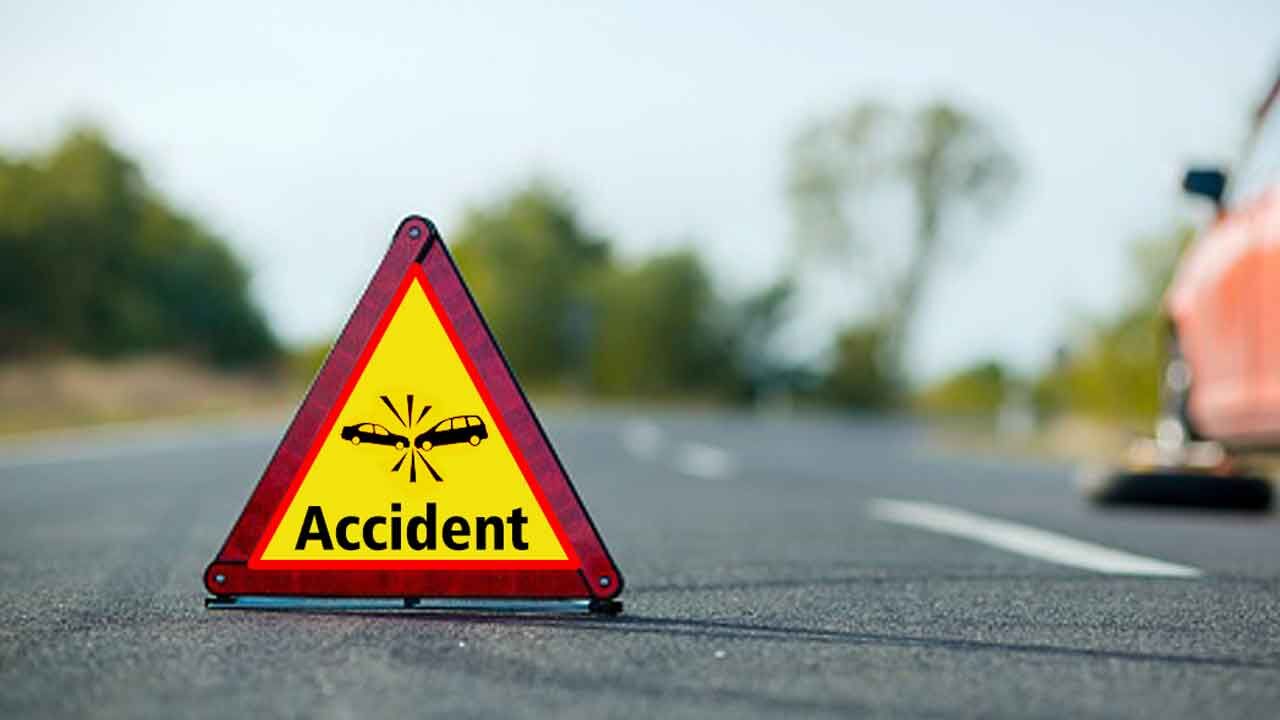 Five injured after a van plunges into farm near Ganti of Konaseema