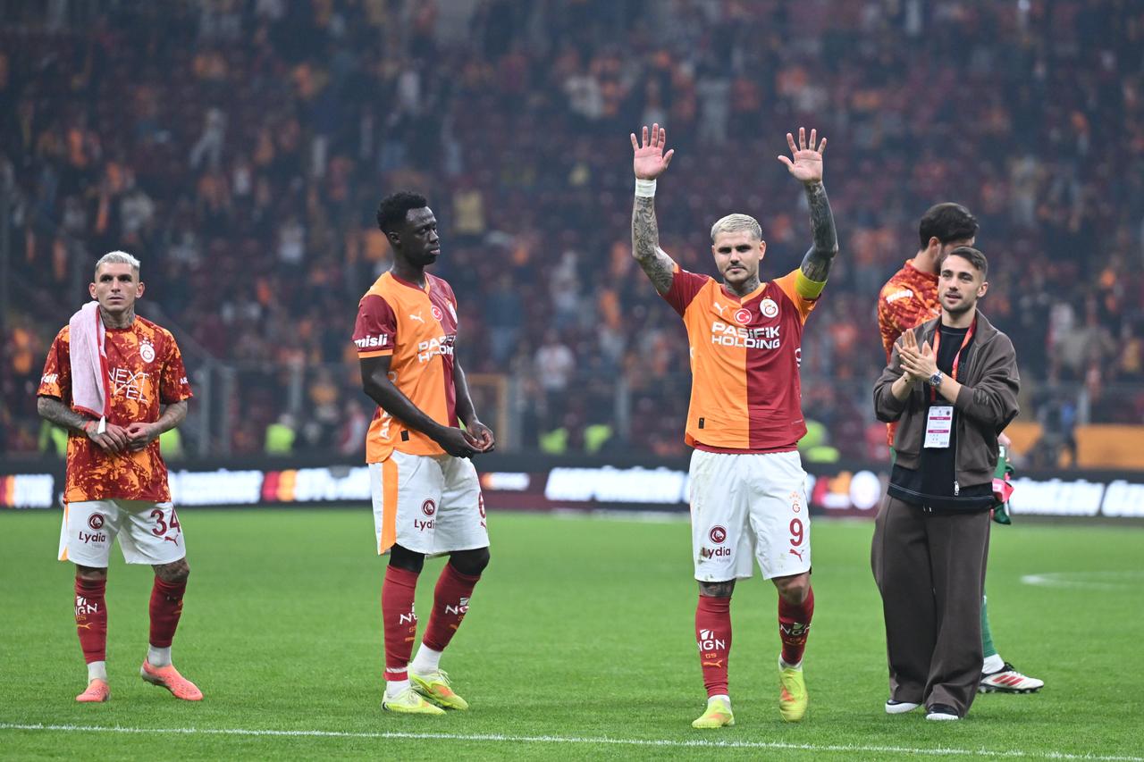 Galatasaray’s Mauro Icardi (9) celebrates the victory with fans after the Trendyol Super Lig week 13 match between Galatasaray and Genclerbirligi at RAMS Park in Istanbul, Türkiye, November 22, 2025. (AA Photo)