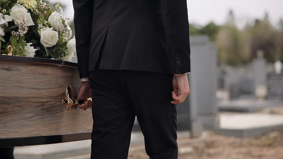 To take a body abroad, you must obtain authorisations for internal transport within Luxembourg, export from the country, import into the destination country, and onward transport there