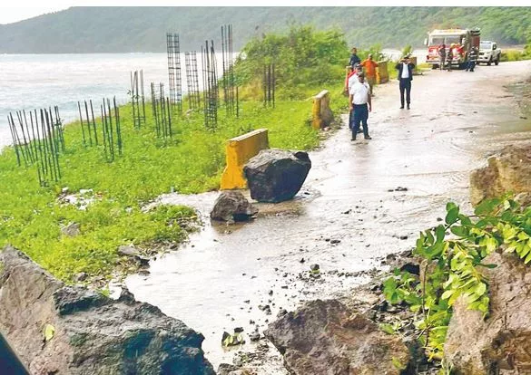 Heavy rains cause flooding and damage in Barahona