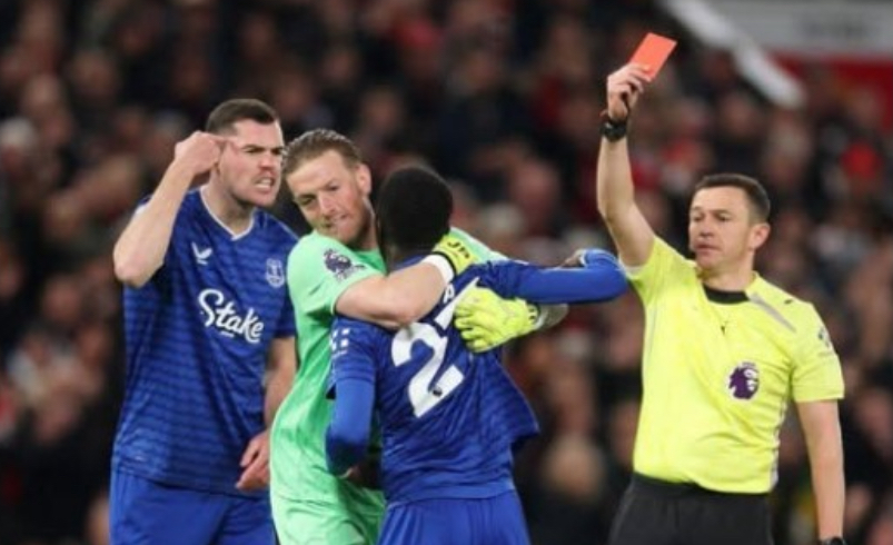 Idrissa Gana Gueye sent off, he slapped his own teammate (video)