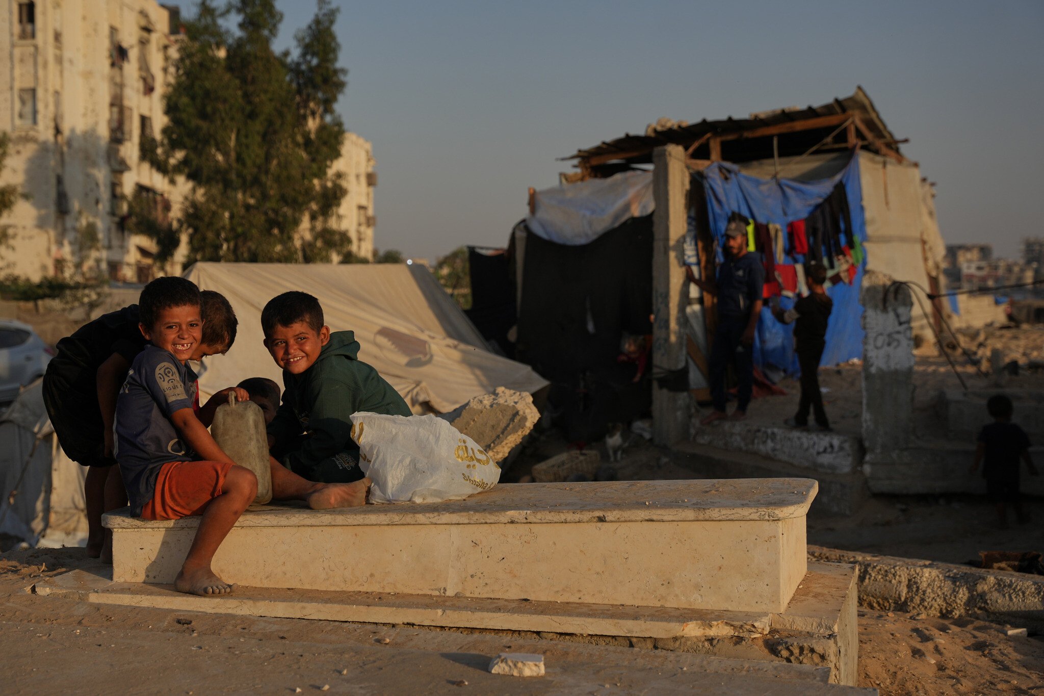 In Gazan cemeteries, some evacuees live among the dead