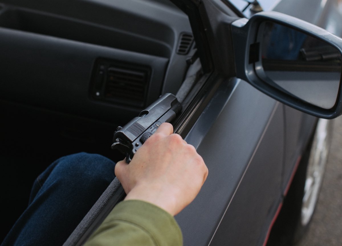 Inzittenden Vitz lossen schoten bij woning aan de Goedverwachting